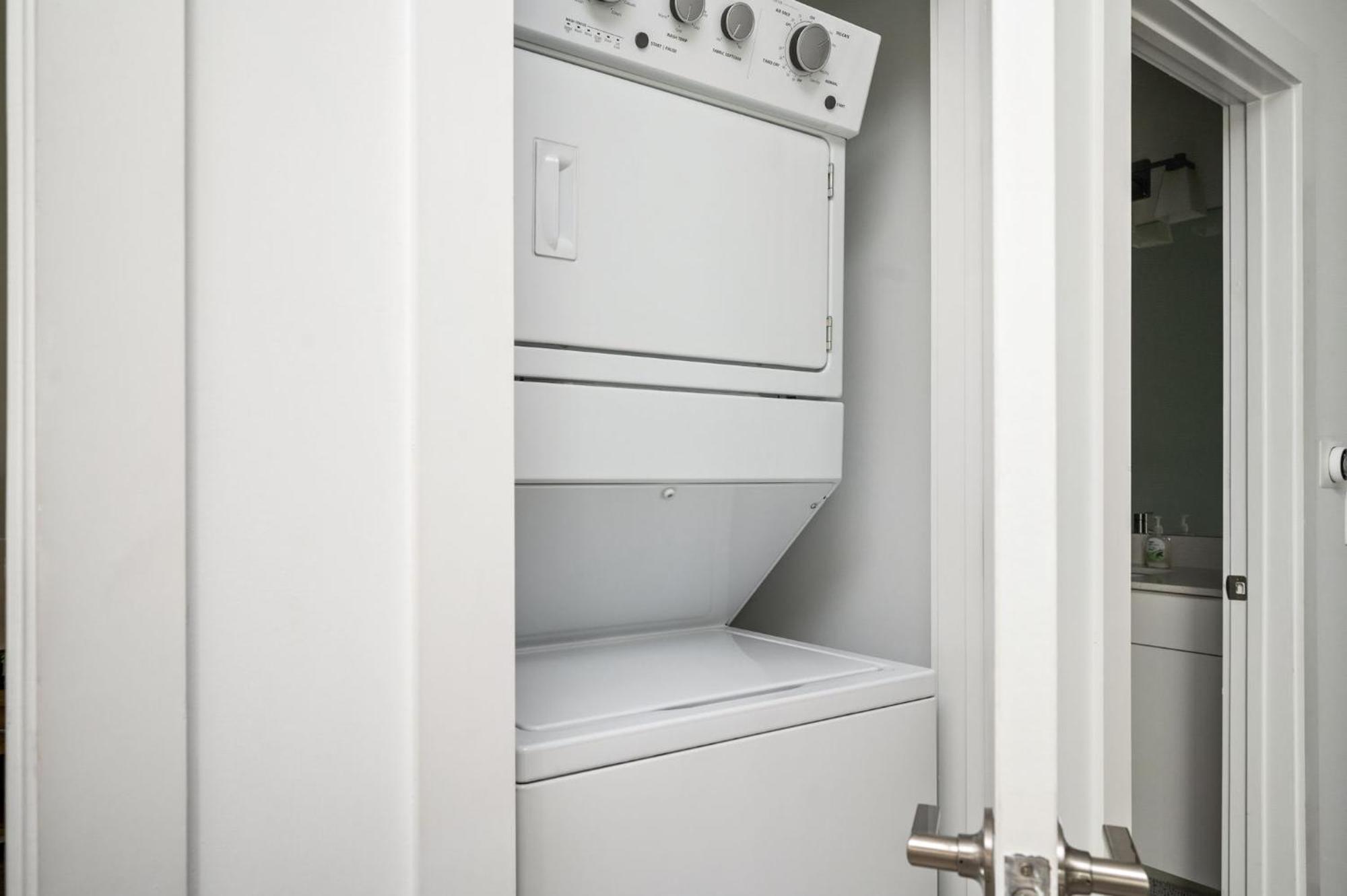 Brand New With Balcony Washer Dryer 542blvd