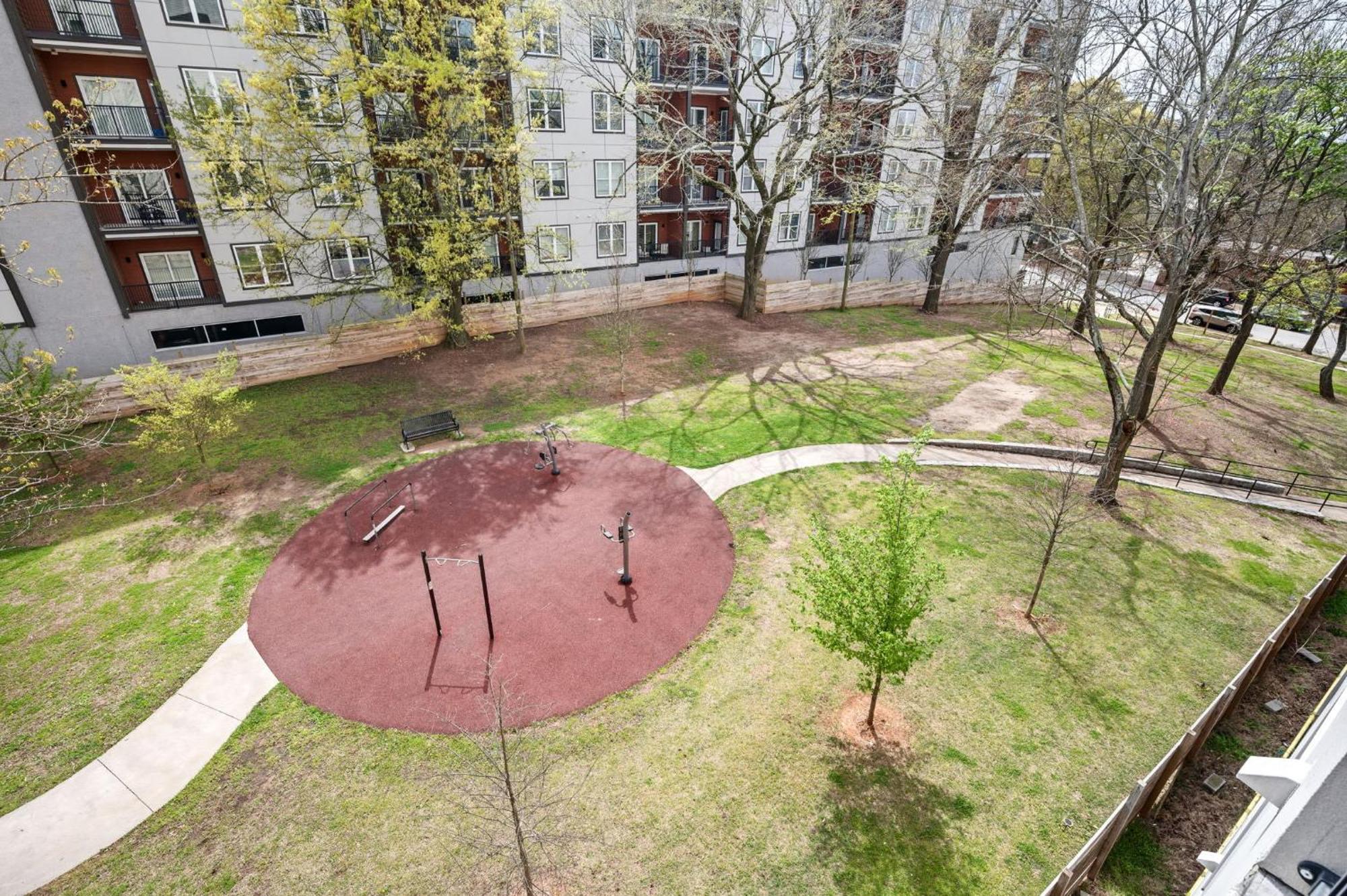 Vakantiehuis Brand New With Balcony Washer Dryer 542blvd *