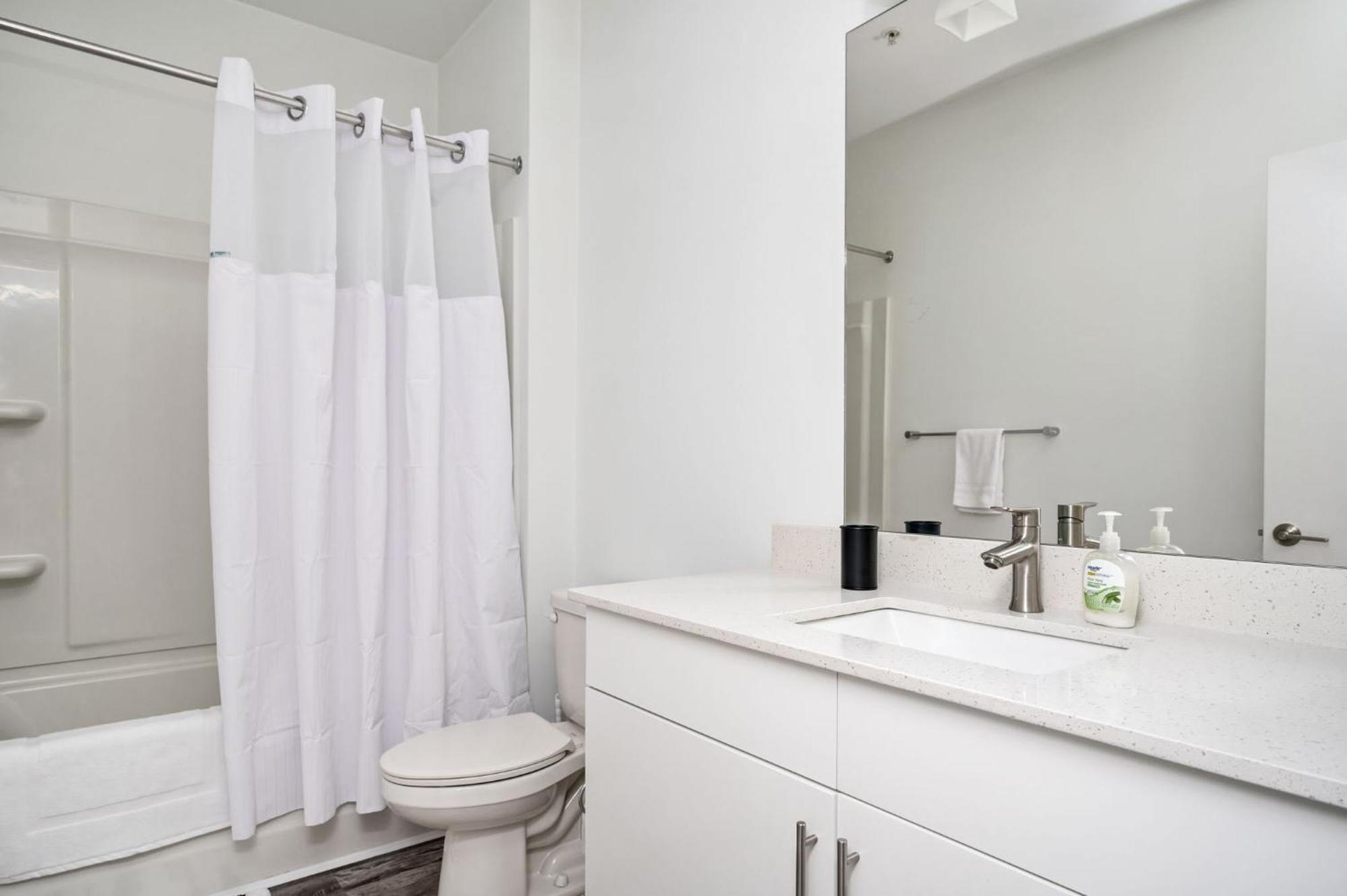 Vakantiehuis Brand New With Balcony Washer Dryer 542blvd